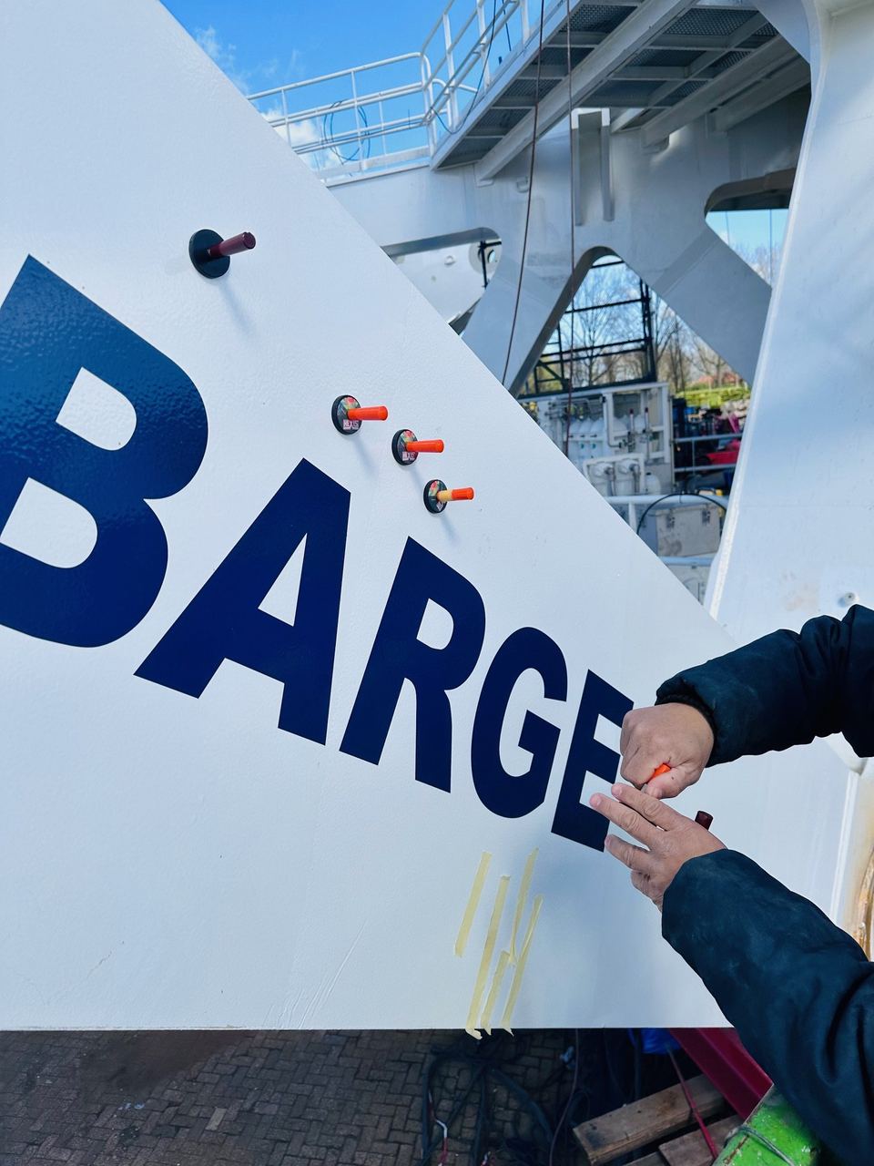 Barge Master belettering — detailopname industrieel platform