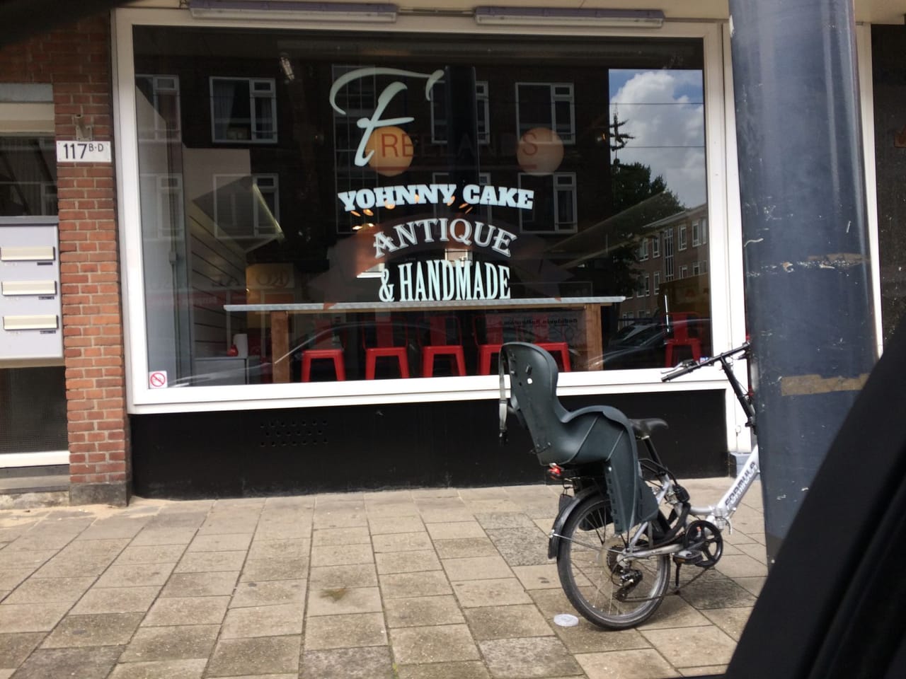 Raambelettering Yohnny Cake Rotterdam — detailopname letters