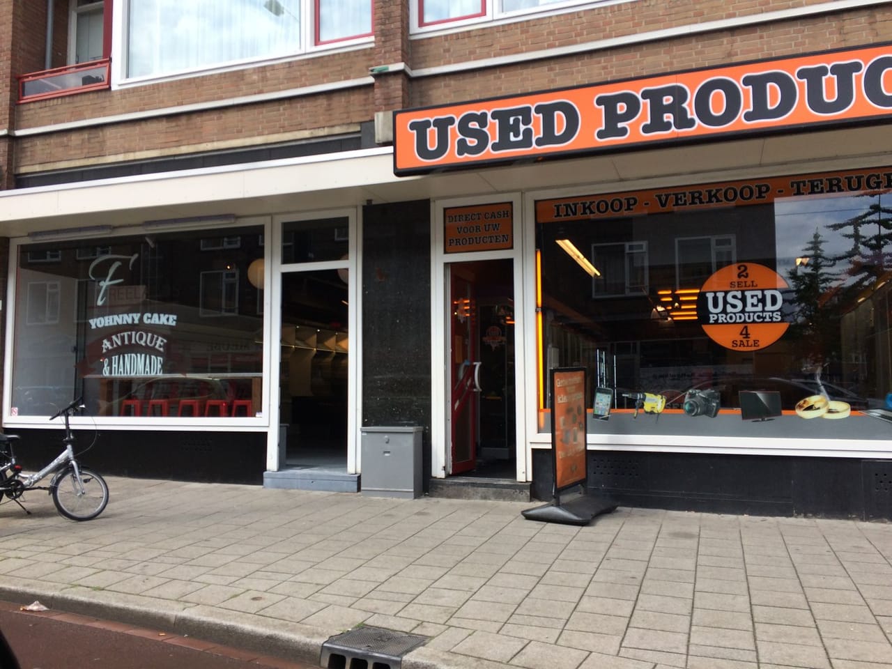 Raambelettering Yohnny Cake Rotterdam — straatzicht