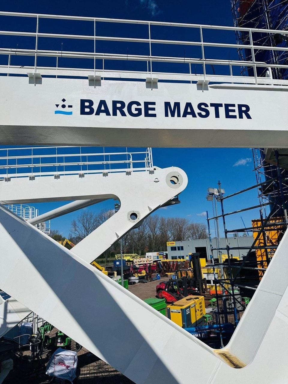 Grootformaat belettering Barge Master offshore-platform Rotterdam haven