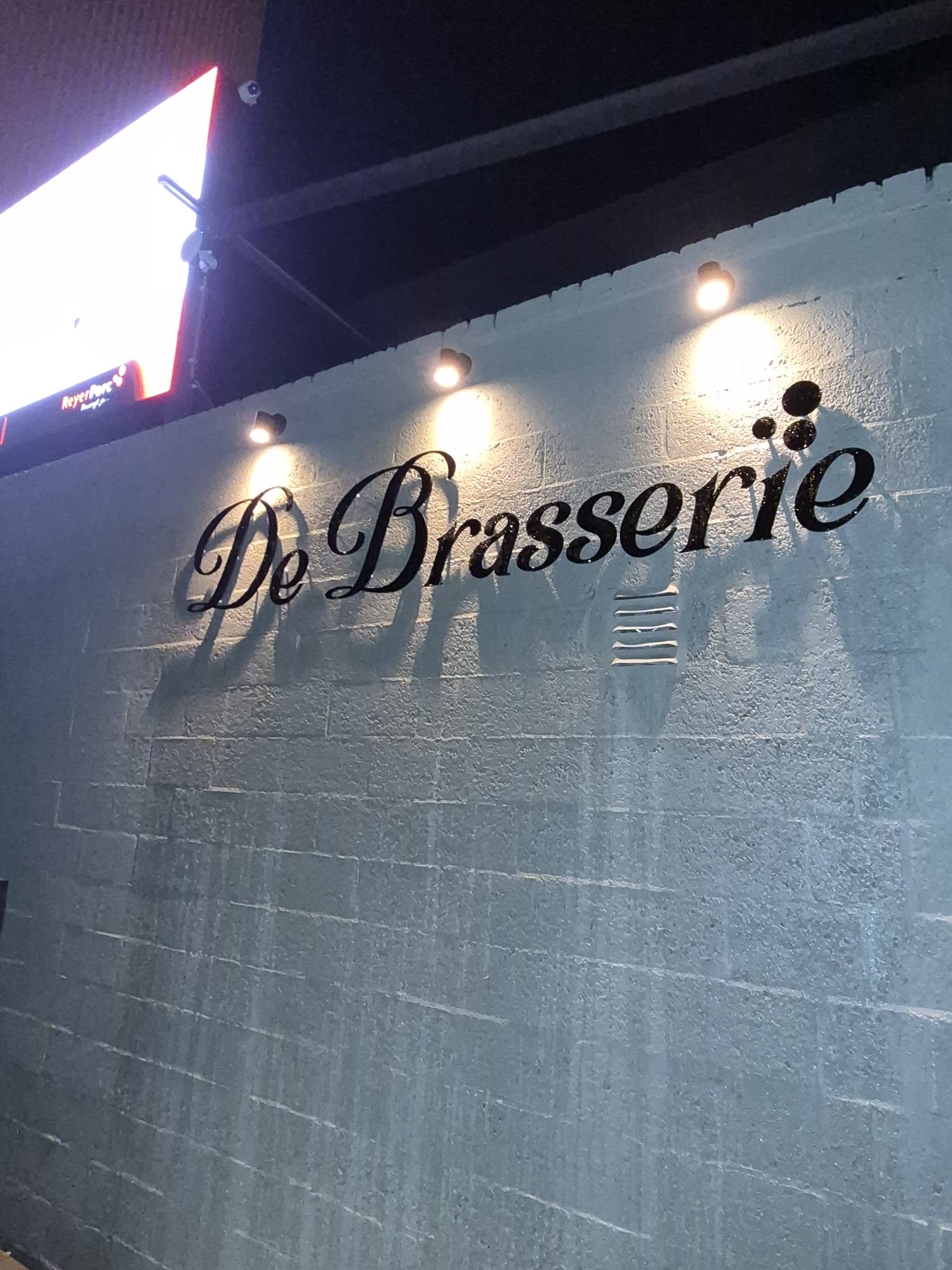 Close-up van de losse letters van De Brasserie met de spots erboven