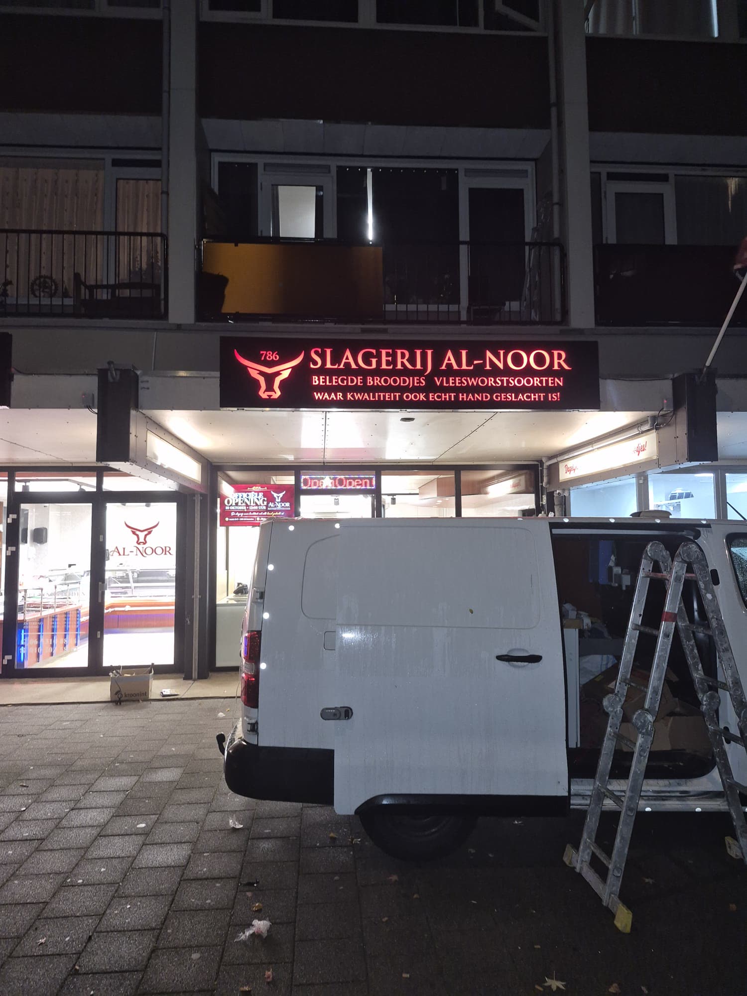 Montage van de lichtbak bij Slagerij Al-Noor met de bus en ladder van Alfa Reclame