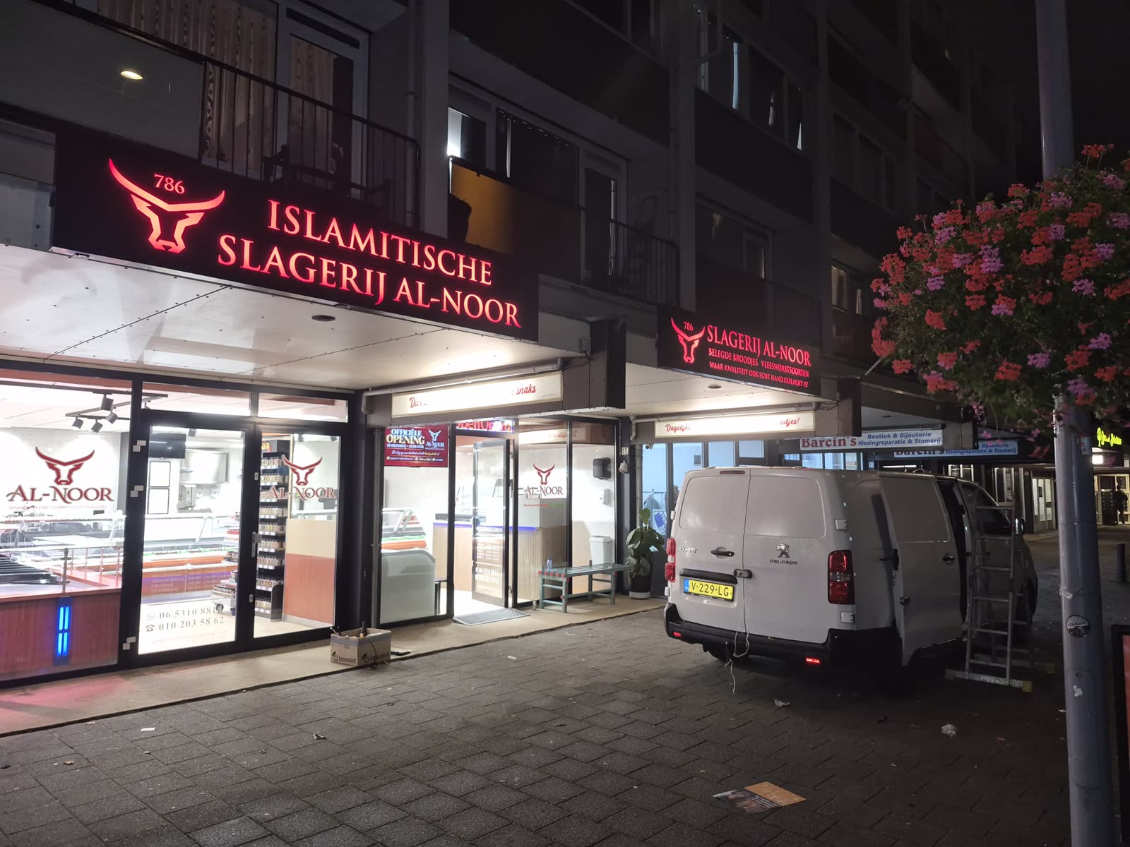 De verlichte lichtbak van Slagerij Al-Noor gezien vanaf de straat