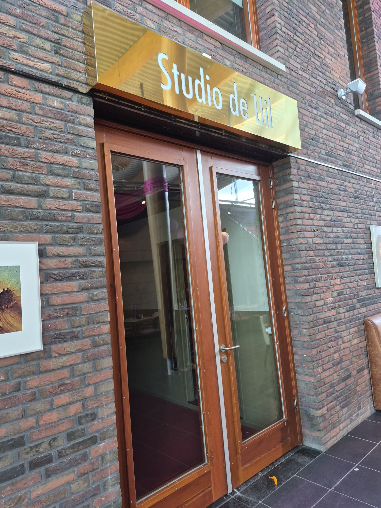 Detail van het gevelbord van Studio de Uil, gemonteerd boven het kozijn