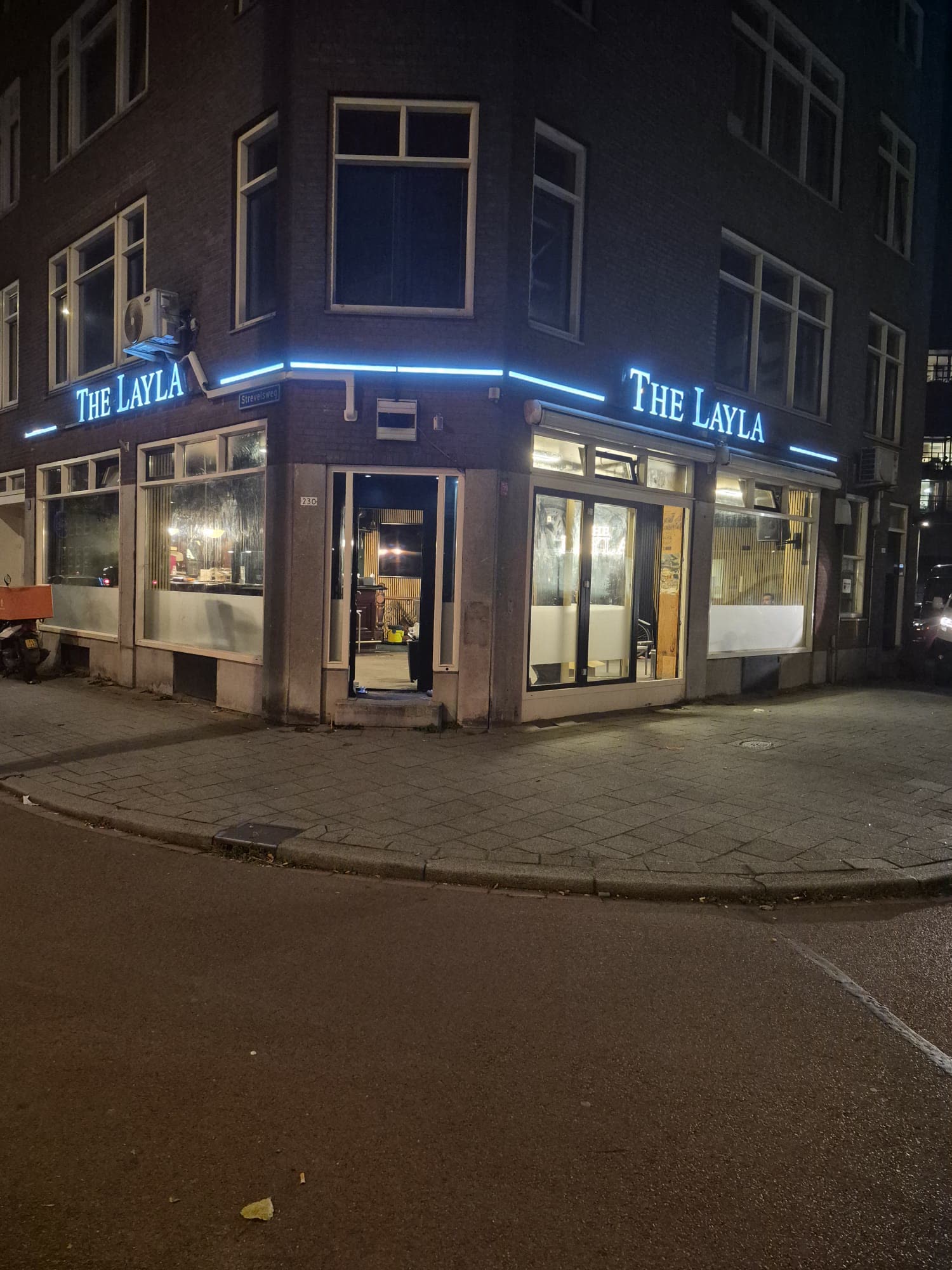 De hoek van The Layla met de lichtlijn langs de luifel, gezien vanaf de overkant