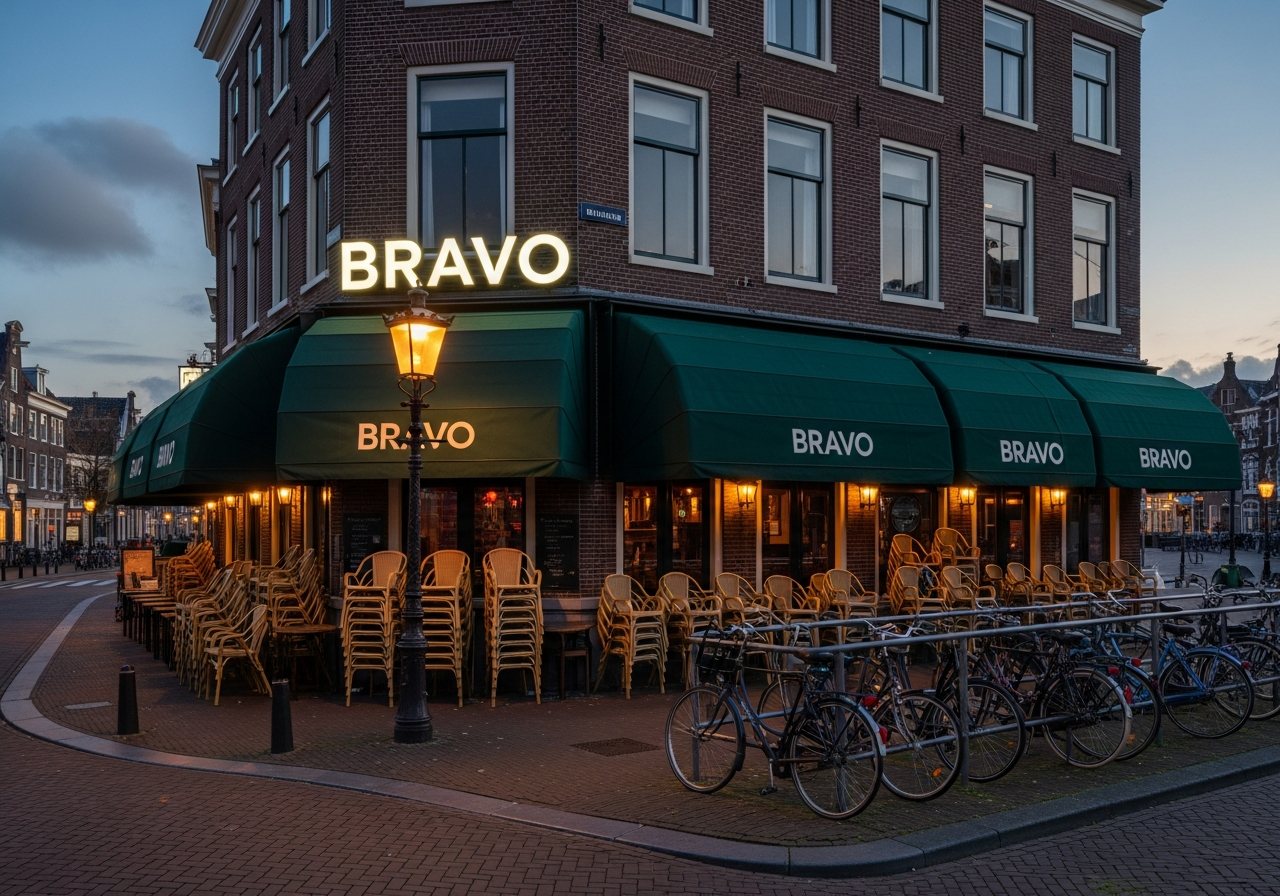 Visualisatie van warm verlichte doosletters op een hoekcafé in de avond