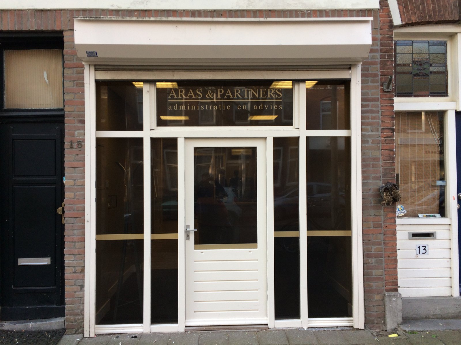 Etsfolie op kantoorramen Aras Partners Rotterdam, matglas effect
