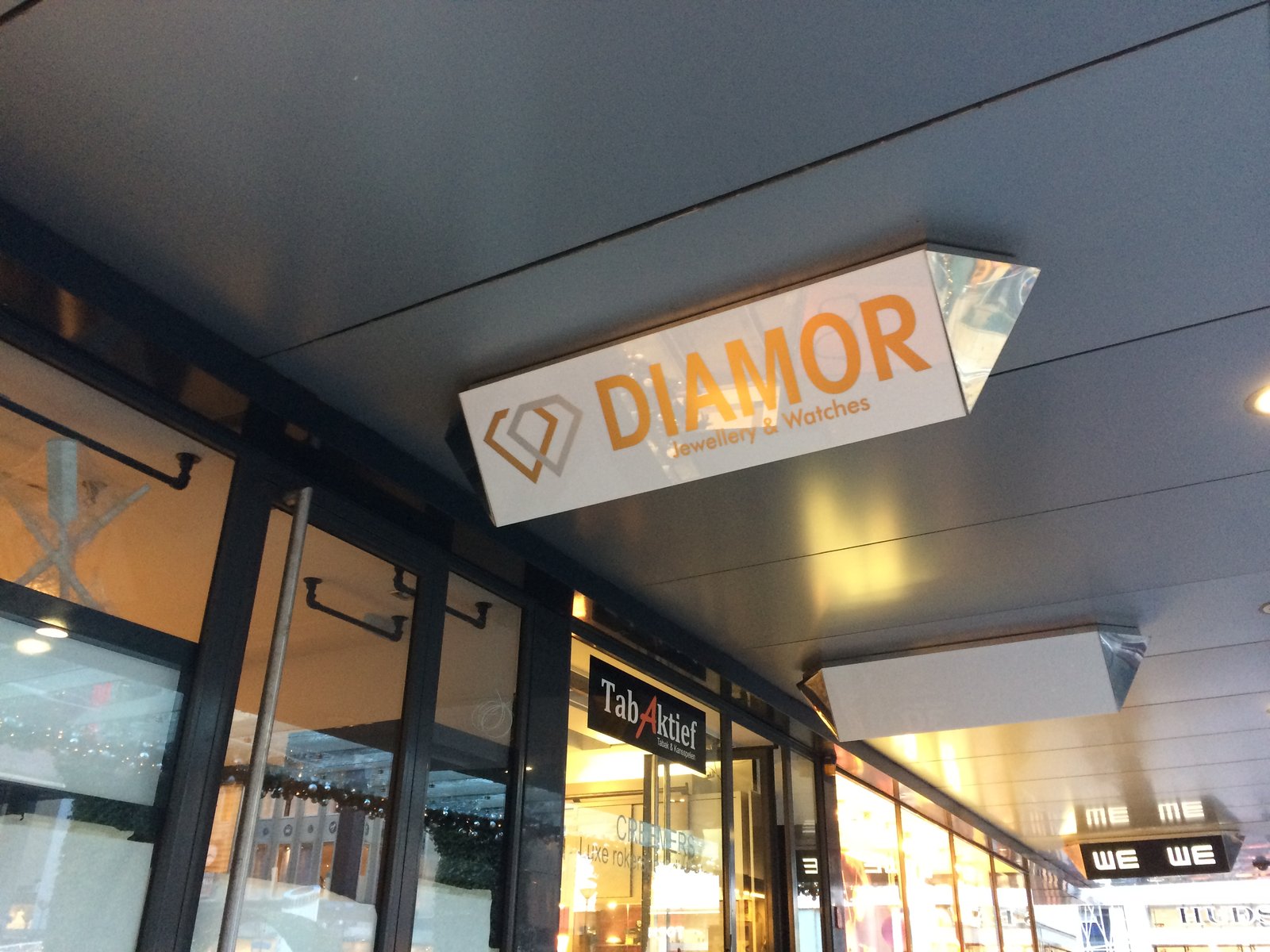 LED-verlichte etalage belettering Diamor Jewellery Rotterdam