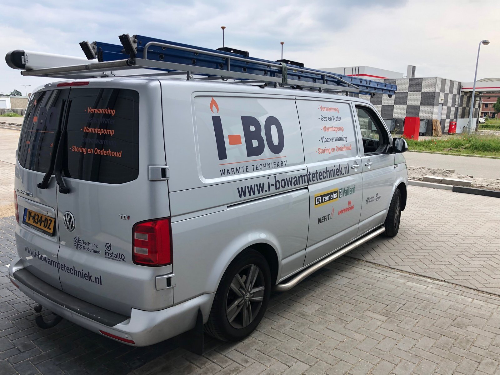 A-merk vinylbelettering op bedrijfsauto I-BO Warmte Techniek Rotterdam
