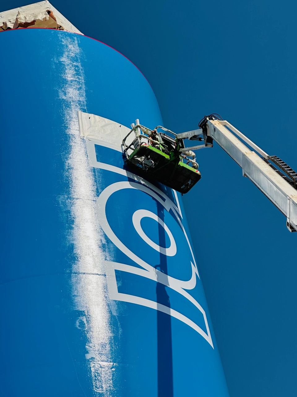 Professionele montage van industriele signage op silo Rotterdam door Alfa Reclame