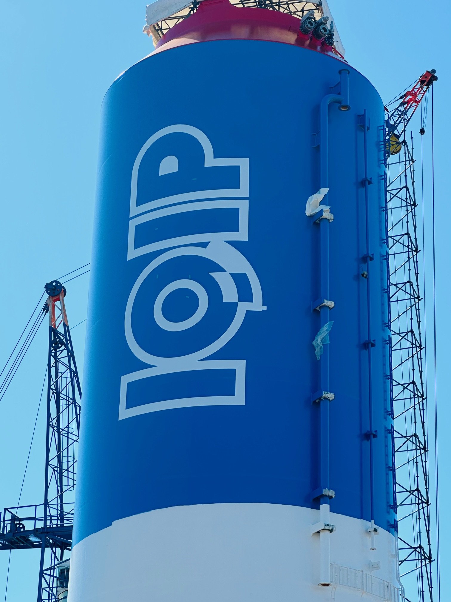 Silobelettering Rotterdam voor IOP Silo, grootformaat industriele belettering op silowand