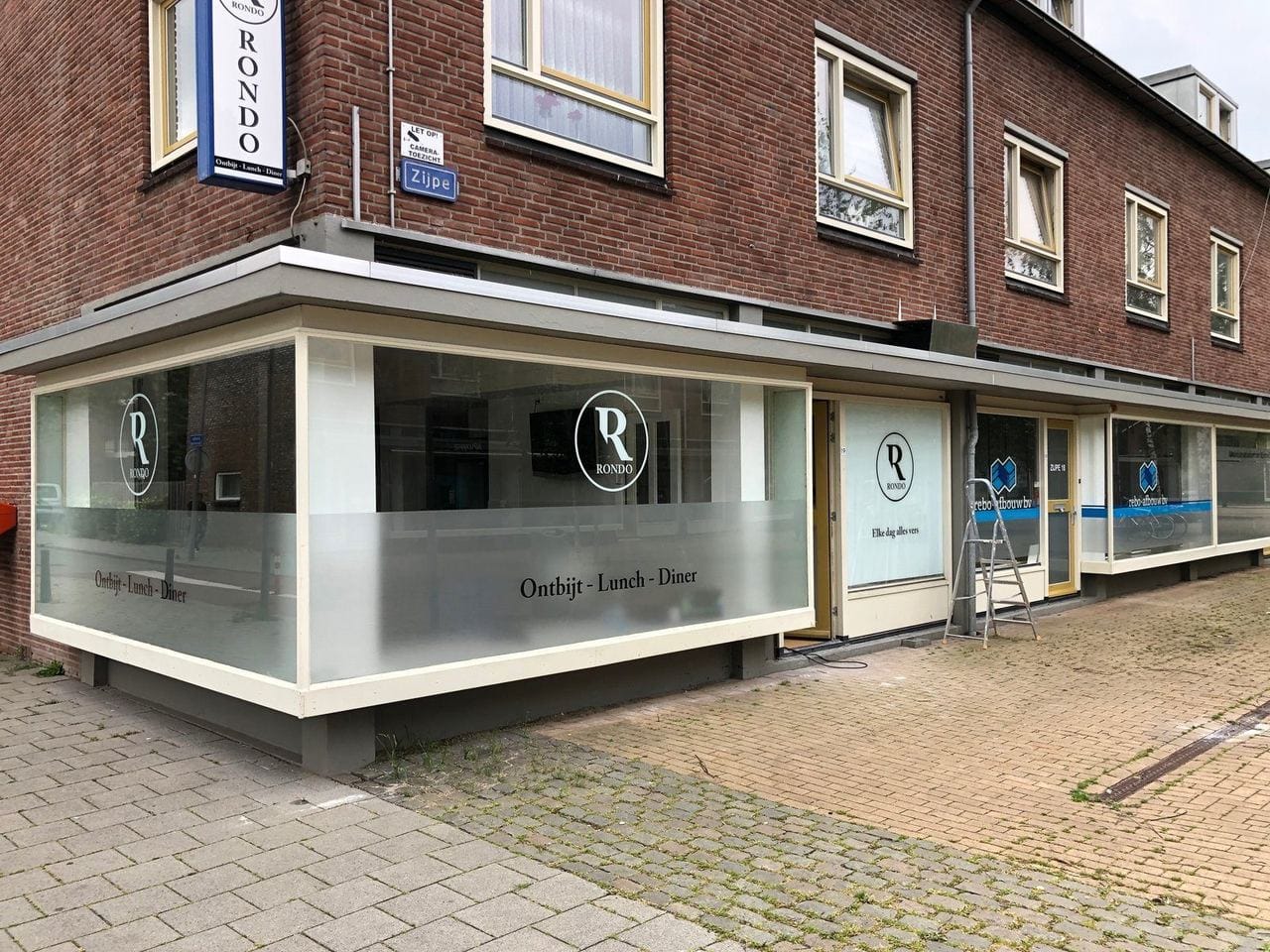 Raambelettering Rotterdam: minimalistisch zwart-wit folieontwerp voor horecagelegenheid Rondo