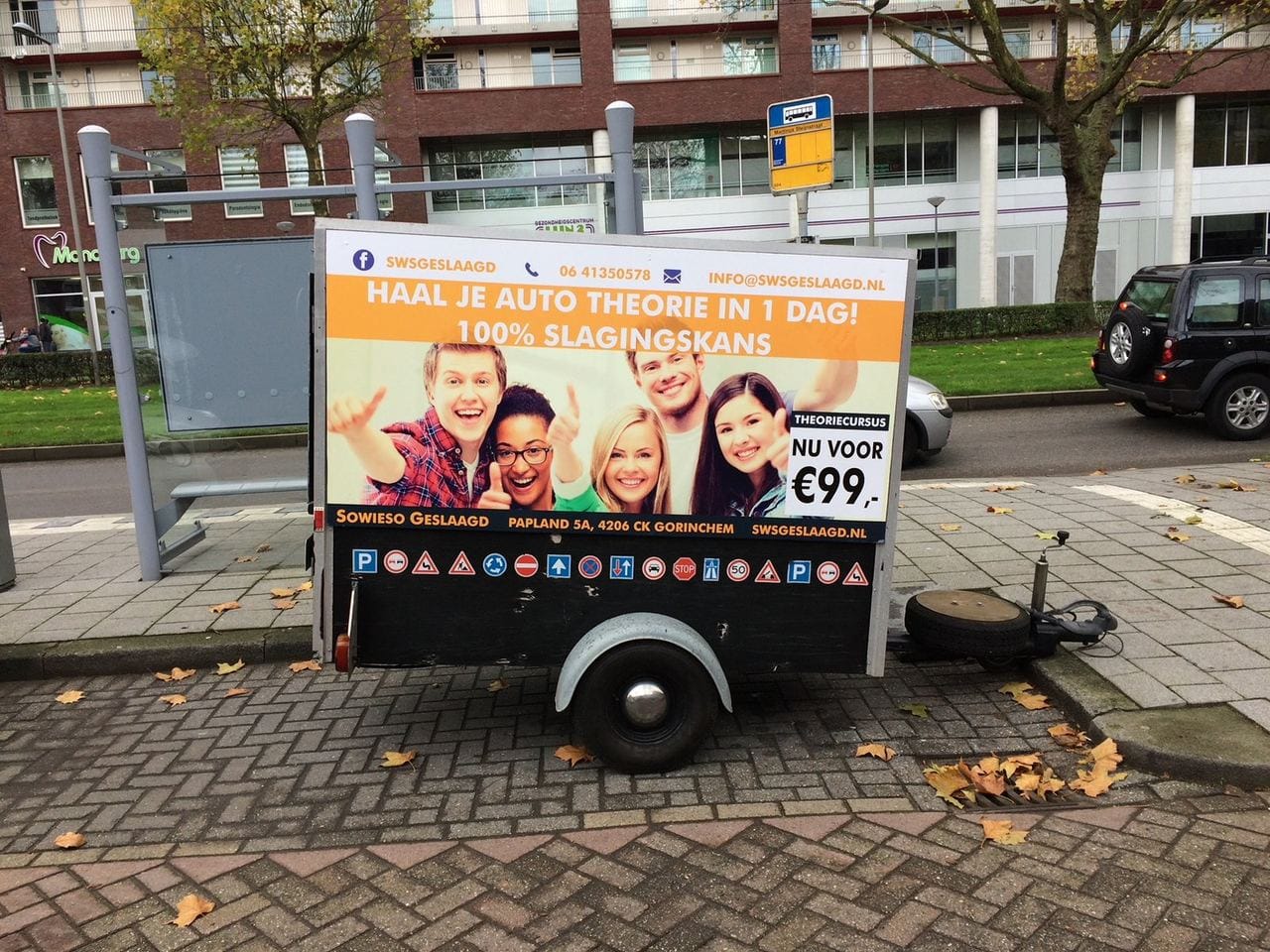 Autoreclame Rotterdam: opvallende reclametrailer-belettering voor rijschool Sowieso Geslaagd Rotterdam