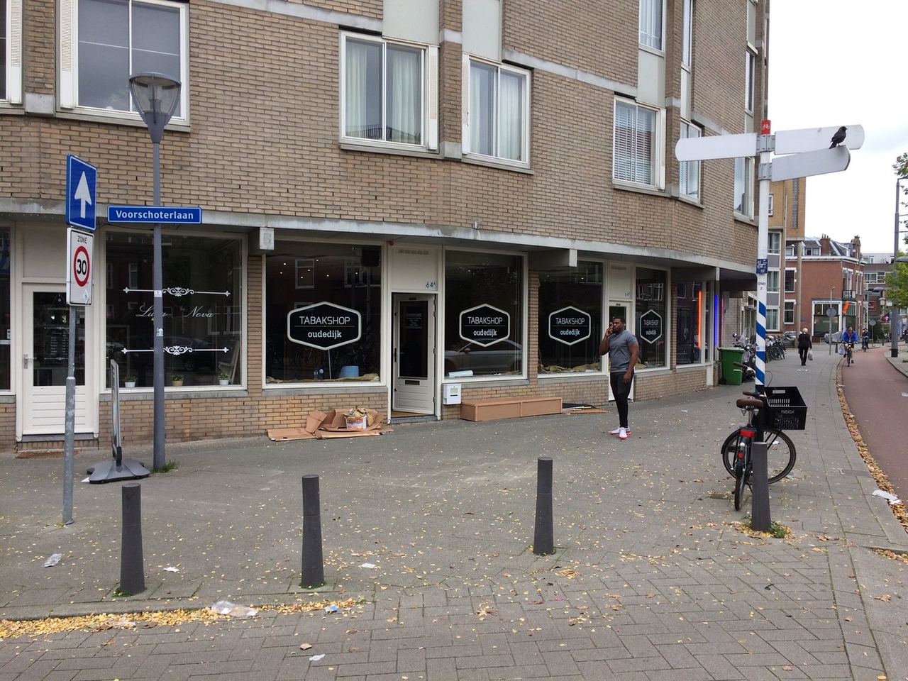Raambelettering tabakswinkel Oudedijk Rotterdam, lokale kennis Alfa Reclame
