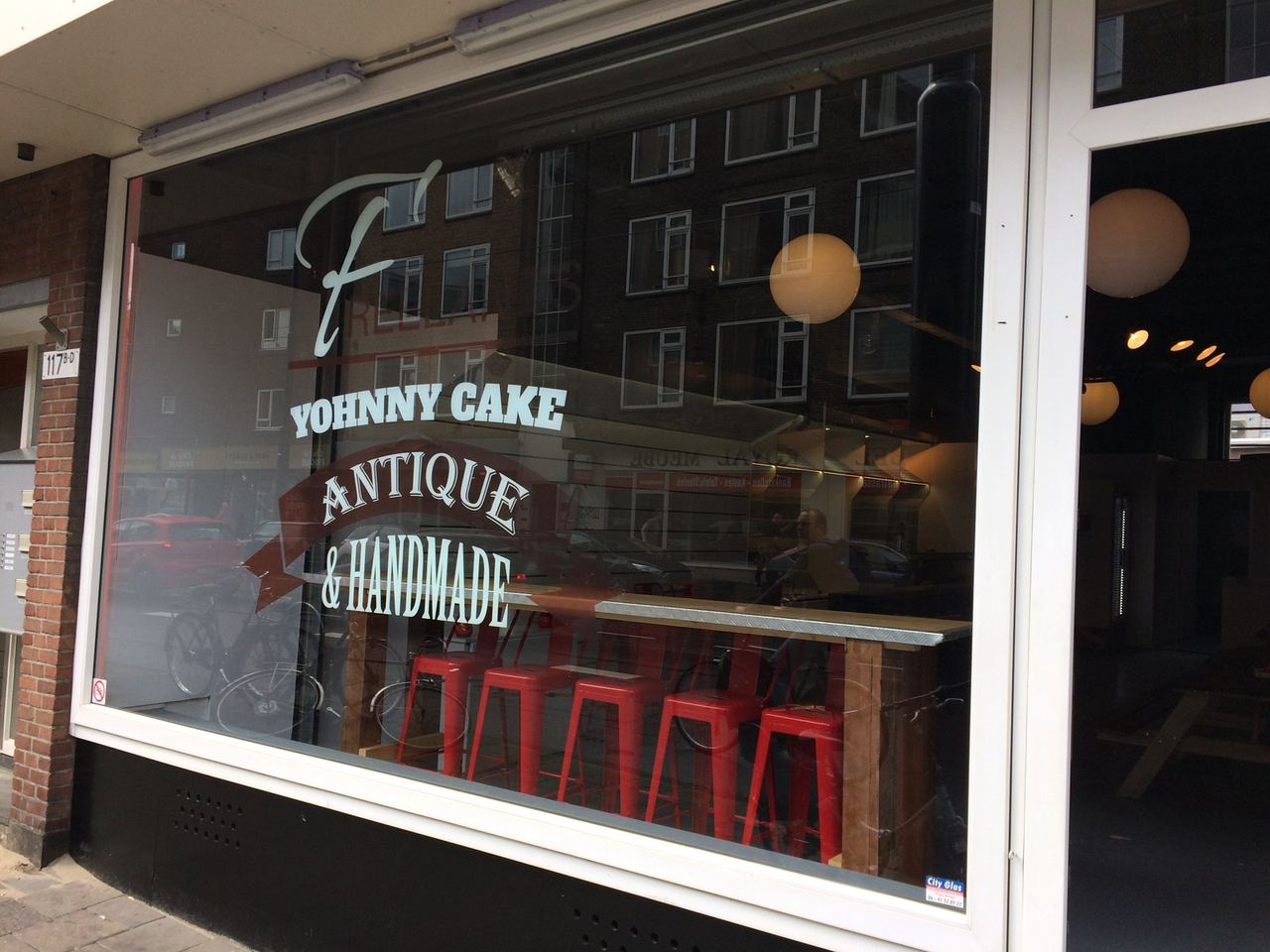 Raambelettering Rotterdam, folieteksten op winkelpui Yohnny Cake