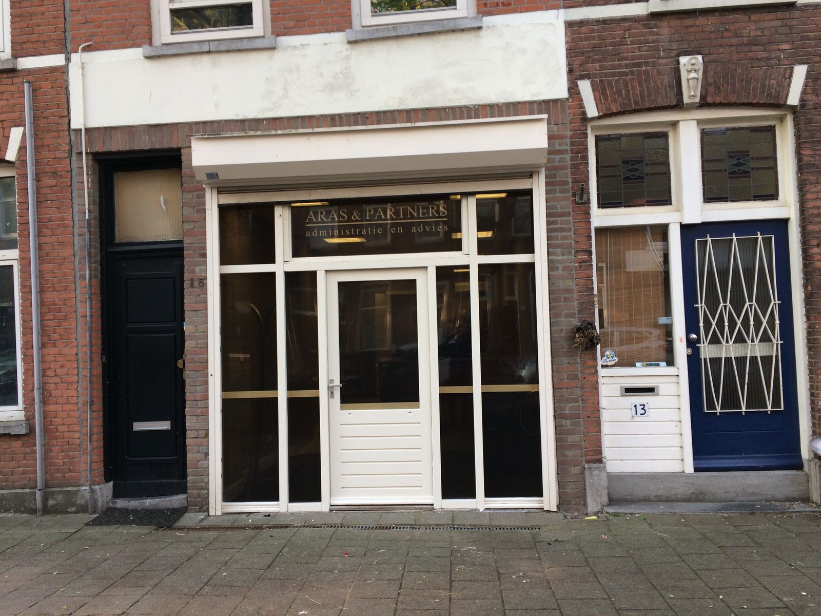 Raambelettering ARAS & Partners administratiekantoor Rotterdam — gouden gilded etsfolie boven entree