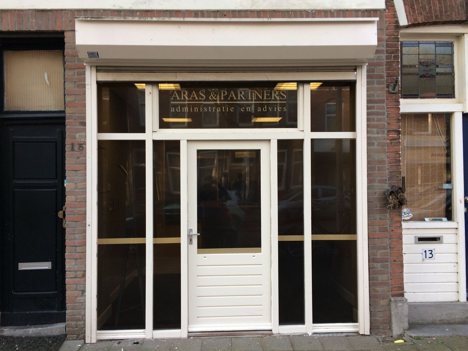 Voorzijde ARAS & Partners — etsfolie privacy banden op kantoorpui Rotterdam centrum