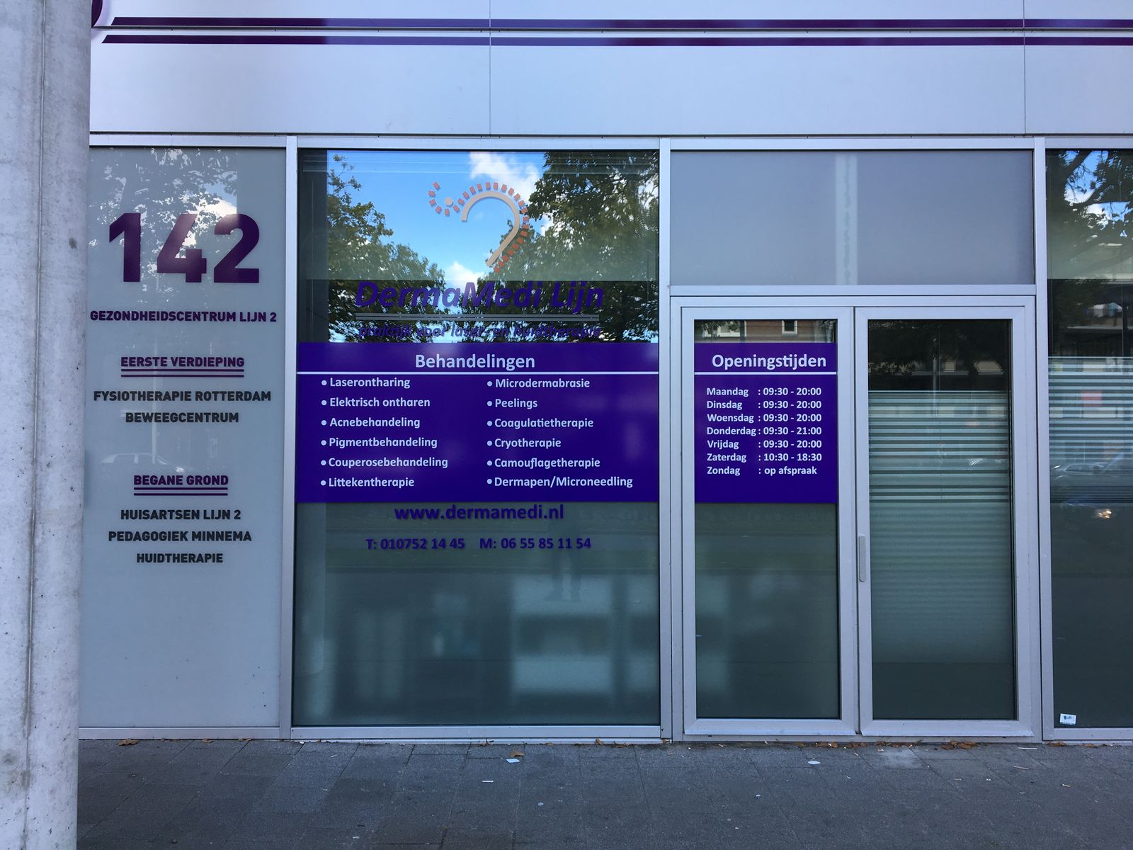 DermaMedi raambelettering Rotterdam — paarse behandelingen lijst en openingstijden in print folie