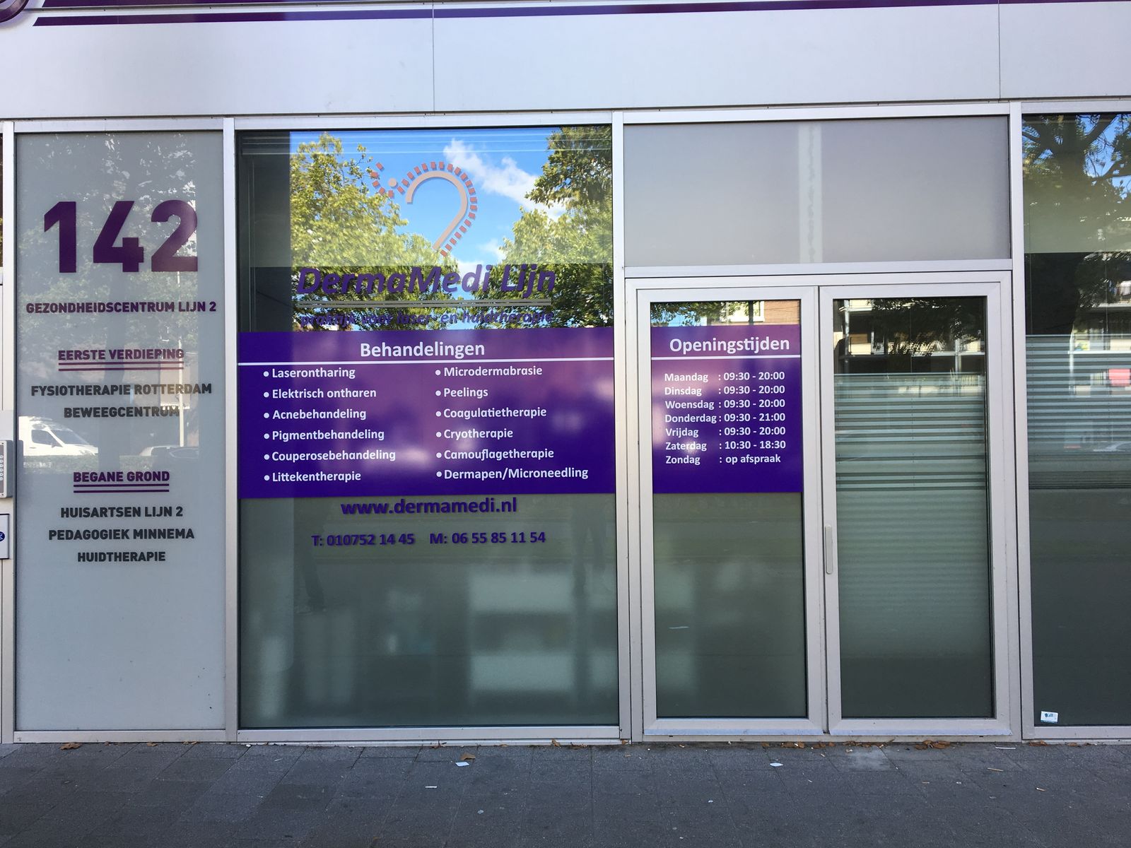 DermaMedi kliniek Rotterdam voorzijde — full-color print folie met logo, behandellijst en openingstijden