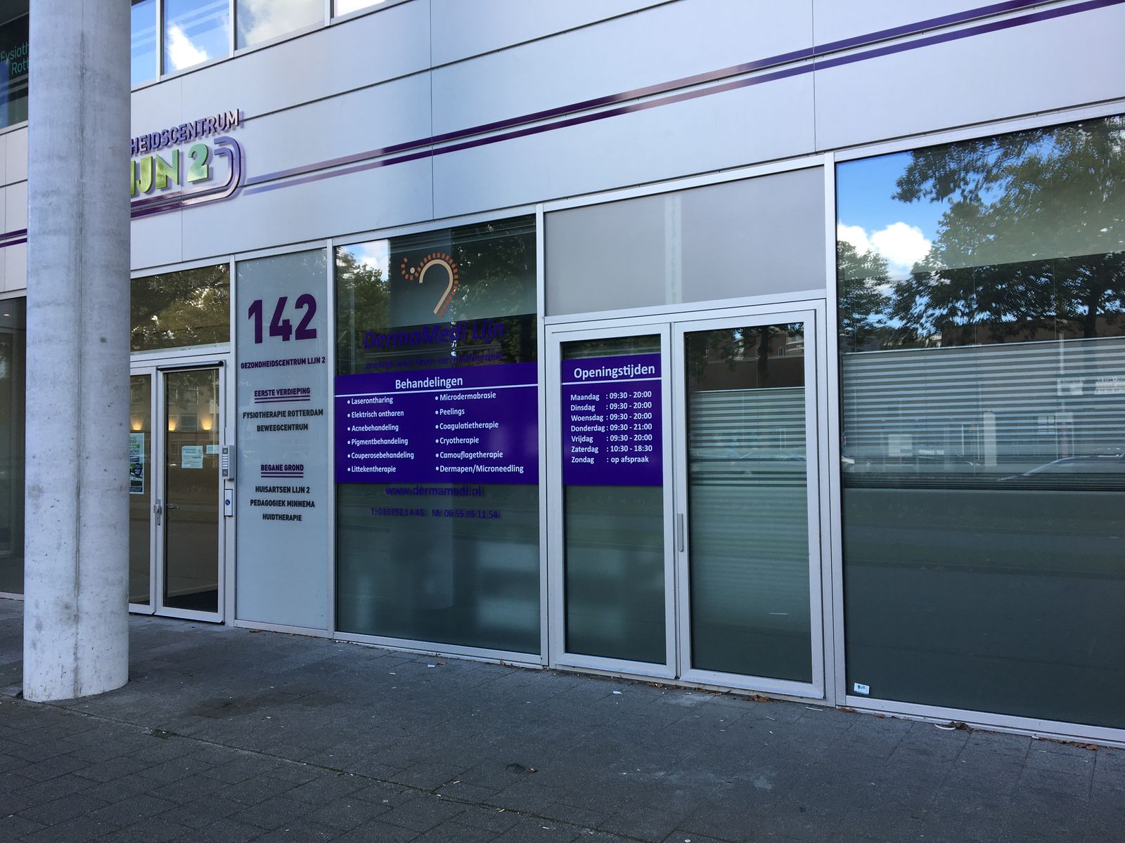 Raambelettering Mediscentrum Lijn 2 Rotterdam — paarse etalagebelettering met behandelingen en openingstijden